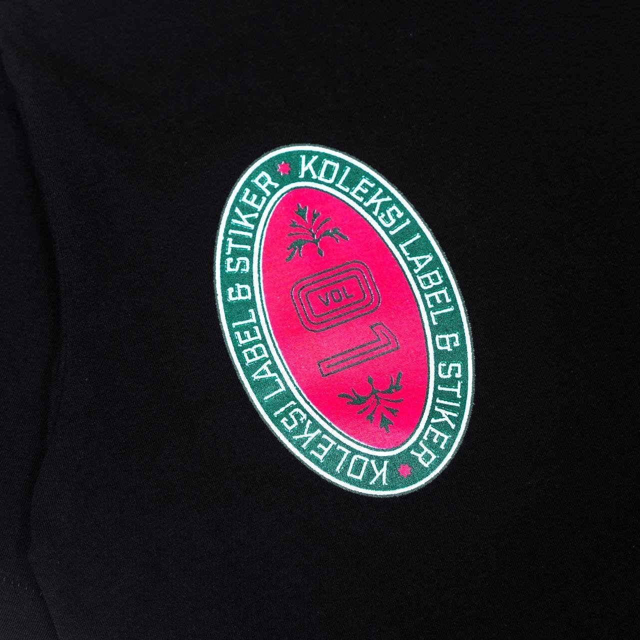 GRAFIS NUSANTARA BLACK/MAGENTA SHORT TEE