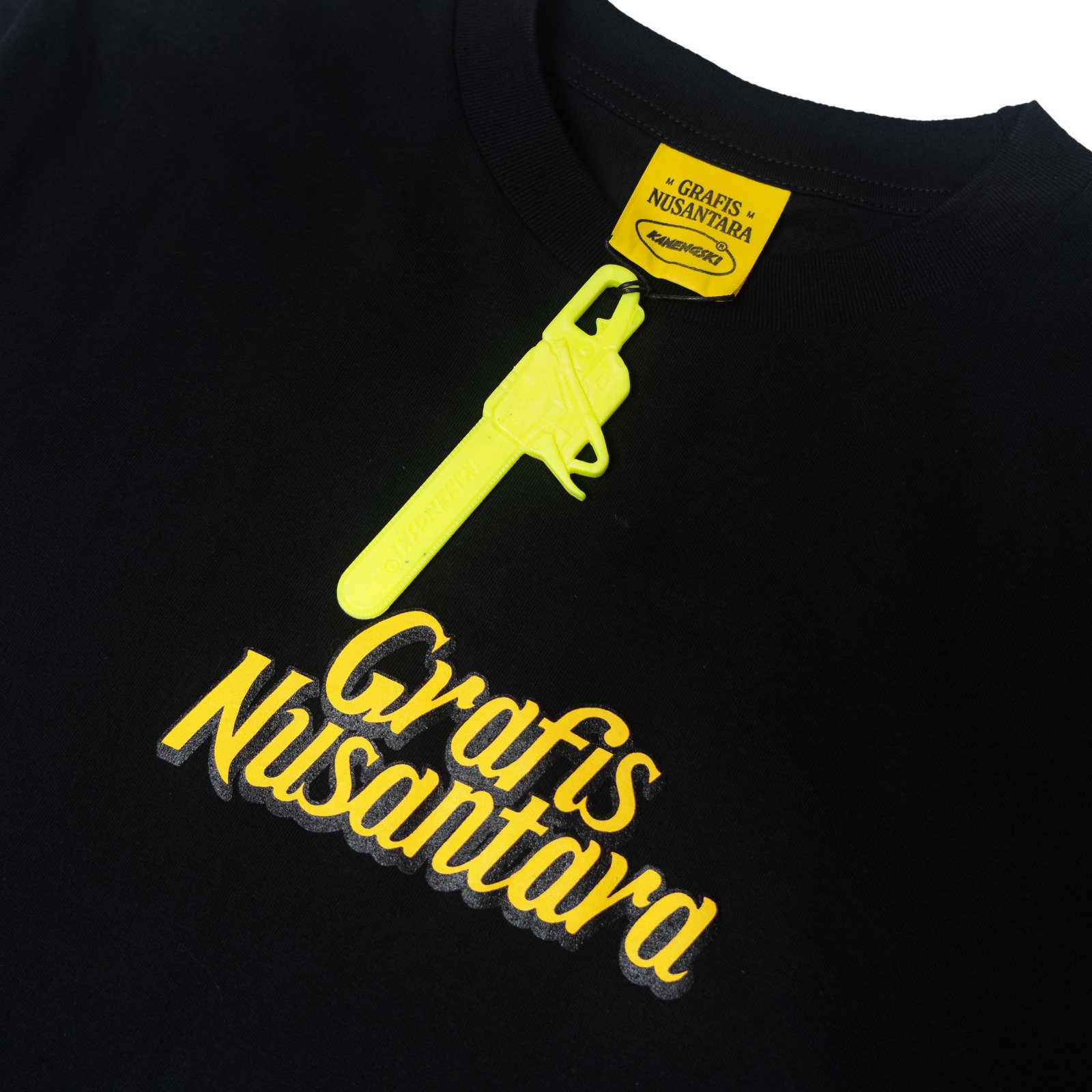 GRAFIS NUSANTARA STICKER ROMANTIS BLACK SHORT TEE