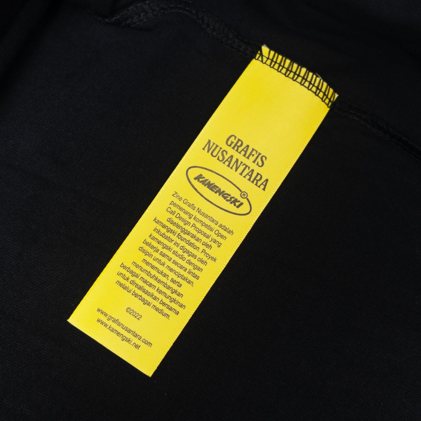 GRAFIS NUSANTARA STICKER ROMANTIS BLACK SHORT TEE